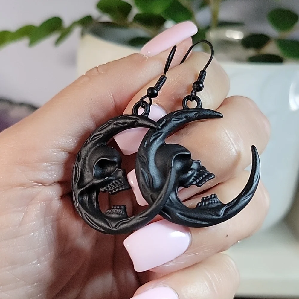 🔥LAST PAIR🔥 Screaming Skull Matte Black Crescent Drop Earrings - Picture 4 of 5